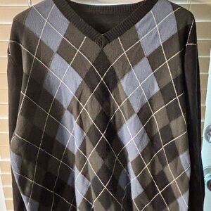 Pure stuff Elegant V-Neck Argyle Sweater in Black and Gray
